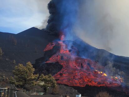 La colada del volcán de La Palma, este martes.