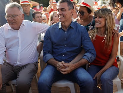Pedro Sánchez y Begoña Gómez, durante un acto electoral este miércoles de los socialistas en Benalmádena (Málaga).