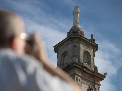 Estatua del Sagrado Corazón sobre la torre de la ermita de A Guía, en Vigo.