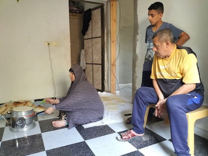 Ibrahim y Yamila, padres de Hosni Abu Arabiya, con su hijo Ayman, en su casa en Yabalia (Gaza).