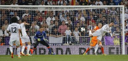 Cristiano remata de tacón ante Mathieu