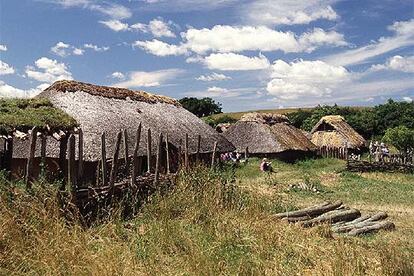 Reconstrucción de un pueblo de la edad del hierro (fijada en Dinamarca entre 500 años antes y 800 después de Cristo) en el Lejre Center.