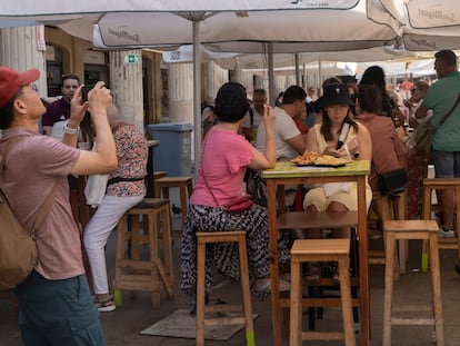 Turistas en el Mercado de Abastos de Cádiz este jueves.