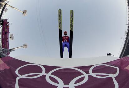 Tim Hug, de Suíça, durante um treinamento de salto.