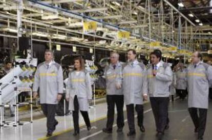 El presidente del Gobierno, Mariano Rajoy (i), junto a la ministra de Empleo, Fátima Bañez (2i), el presidente de la Junta Juan Vicente Herrera (d) y el presidente de Renault España, Jose Vicente de los Mozos (i), entre otras autoridades, durante su visita a la factoría de Renault de Palencia. EFE/Archivo