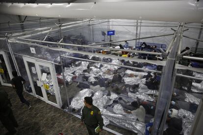 Varios menores descansan dentro de una cápsula en el centro de detención del Departamento de Seguridad Nacional de Donna, el principal centro de detención para niños no acompañados en el Valle del Río Grande gestionado por la Patrulla de Aduanas y Fronteras (CBP), en Texas.
