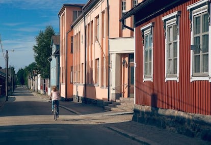 Casas típicas de marineros que se mantienen tal cual en la ciudad de Jakobstad. Esta localidad, con una larga tradición en la manufactura naviera finlandesa, nacen los emblemáticos veleros Swan.