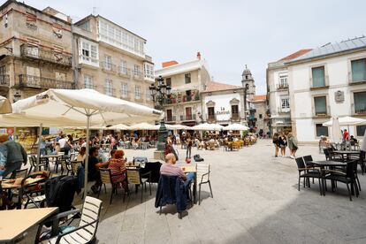 Varias personas en una terraza de Vigo (Pontevedra), el 26 de junio.