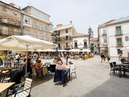 Varias personas en una terraza de Vigo (Galicia).