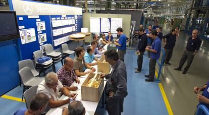 Votaci&oacute;n del convenio de 2011 en la planta de Mercedes de Vitoria, al que tambi&eacute;n se oponia ELA.