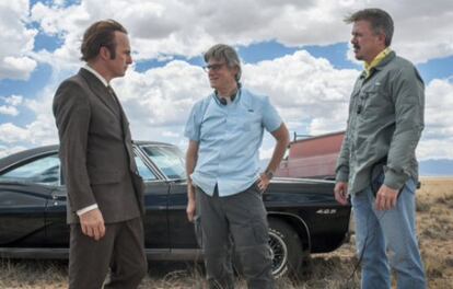 Bob Odenkirk, Peter Gould y Vince Gilligan, en el rodaje de 'Better Call Saul'.