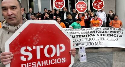 Varios asistentes de la Plataforma de Afectados por la Hipoteca en la entrega de firmas de esta ma&ntilde;ana en Valencia.