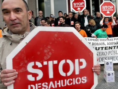 Varios asistentes de la Plataforma de Afectados por la Hipoteca en la entrega de firmas de esta mañana en Valencia.