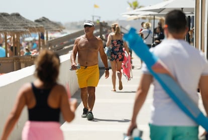Un hombre sin mascarilla pasea por el paseo marítimo de la playa de La Manga (Murcia)