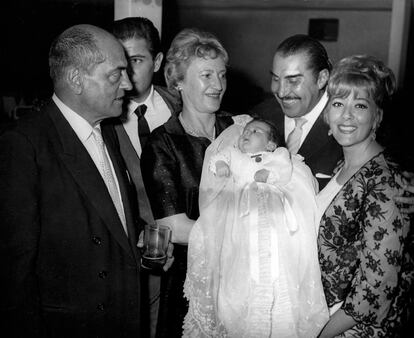 Luis Buñuel, Gustavo Alatriste, Jeanne Rucar, Emilio 'El indio' Fernández y Silvia Pinal en el bautizo de Viridiana Alatriste.