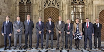 Puigdemont, con delegados de la Generalitat, el pasado abril.