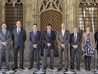 Puigdemont, con delegados de la Generalitat, el pasado abril.