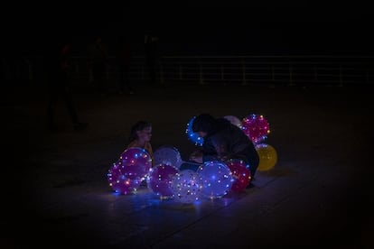 Una vendedora de globos junto a su hija en el paseo marítimo de Beirut.