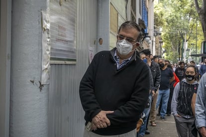 El canciller Marcelo Ebrard hace la linea para votar en su casilla de la colonia Roma.