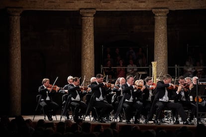 El ‘concertino’ Volkhard Steude (primero por la derecha) junto a varios violinistas de la Filarmónica de Viena, el pasado 23 de junio en Granada.