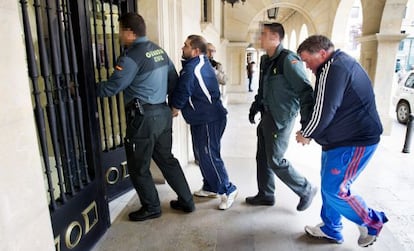 Los hijos de la fallecida a su llegada a los juzgados de Teruel.