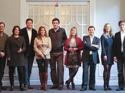 Nueve dirigentes de la joven generación del PSOE. Desde la izquierda, César Luena, Laura Seara, Óscar López, Susana Díaz, Eduardo Madina,
Leire Pajín, Emiliano García-Page, Pilar Alegría y Juan Moscoso.