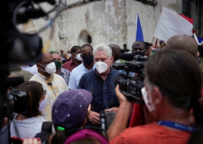 Díaz-Canel habla con los medios en San Antonio de los Baños, este domingo.