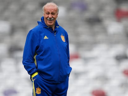 Vicente del Bosque, durante un entrenamiento de la selección española en Toulouse, en 2016. / LUIS SEVILLANO