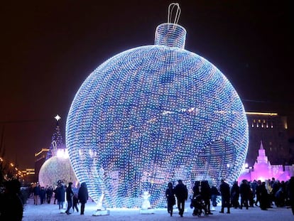 Las bolas gigantes son una decoración navideña habitual en las calles de Moscú. En la imagen, una de ellas en la colina Poklonnaya de la ciudad rusa.