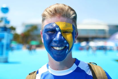 Un aficionado con la bandera de Bosnia y Herzegovina.