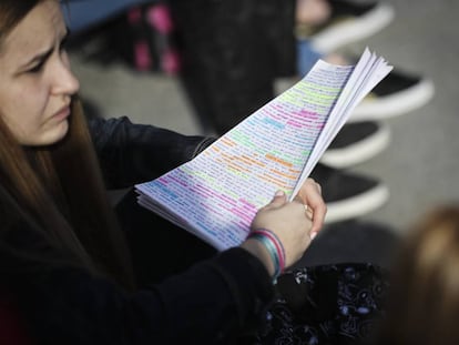 Una alumna sostiene sus apuntes al inicio de los exámenes de Selectividad en Madrid.