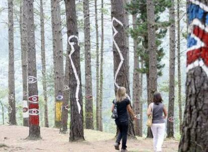 Dos mujeres pasean por el Bosque Pintado de Oma.