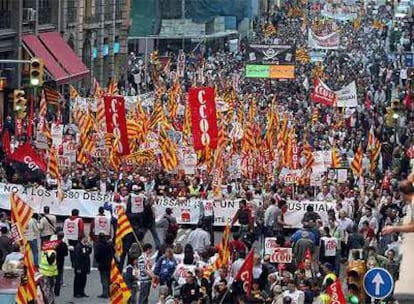 Manifestación en contra de los despidos en Nissan, ayer por la tarda, en la Via Laietana de Barcelona.