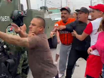 Pobladores de Nuevo Laredo se enfrentan a un grupo de militares luego de que un comando del Ejército acribillara a cinco jóvenes.