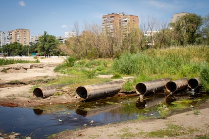 Cuando el embalse de Kajovka se secó, quedaron al descubierto tuberías como estas, conectadas con las fábricas e industrias de Zaporiyia, que vierten agua contaminada. En Zaporiyia estaba prohibido bañarse en las aguas del río Dniéper desde antes del ataque ruso. Zaporiyia, Ucrania, 29 de julio de 2024.