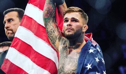 Cody Garbrandt, con la bandera de su país, tras ganar uno de sus combates.