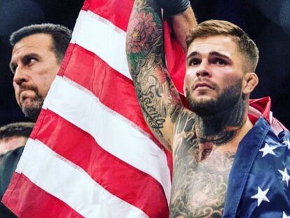 Cody Garbrandt, con la bandera de su país, tras ganar uno de sus combates.