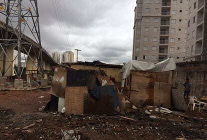 A torre de energia (no canto &agrave; esquerda) &eacute; uma das principais raz&otilde;es pelas quais, segundo a Prefeitura, o terreno &eacute; inseguro para a moradia. 