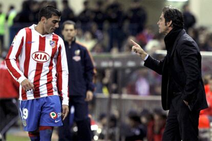 Reyes recibe instrucciones de Quique durante el partido contra el Almería.