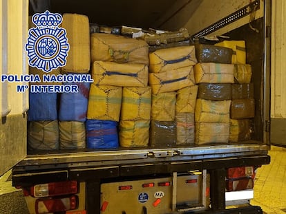 Parte de las 26 toneladas de hachís que la Policía Nacional ha intervenido en un polígono de Atarfe (Granada).