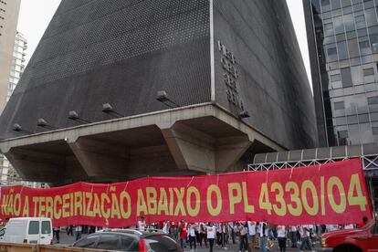 Protesto em frente a Fiesp, a federação das indústrias de São Paulo que apoia o projeto da terceirização. 