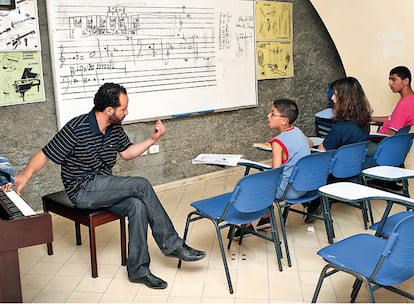 Ramzi Aburedwan imparte una clase en la escuela de música Al Kamandjati.