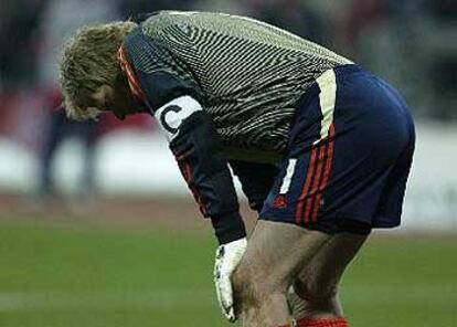 Oliver Kahn, muy &#39;tocado&#39; tras el garrafal fallo que le dio el empate al Real Madrid.