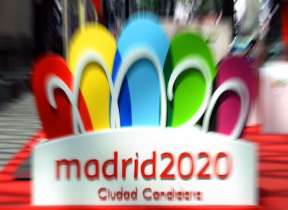 Logo de la candidatura a la entrada del hotel de la delegación española en Buenos Aires.