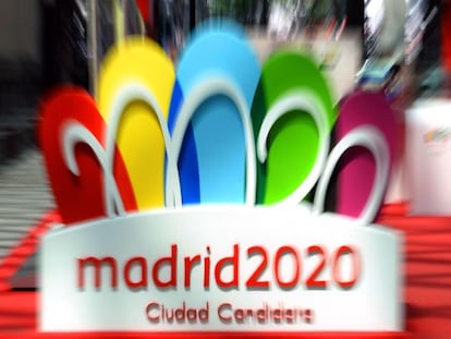 Logo de la candidatura a la entrada del hotel de la delegaci&oacute;n espa&ntilde;ola en Buenos Aires.