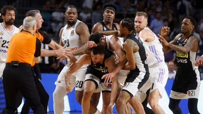 Tangana entre los jugadores del Partizan y del Real Madrid.