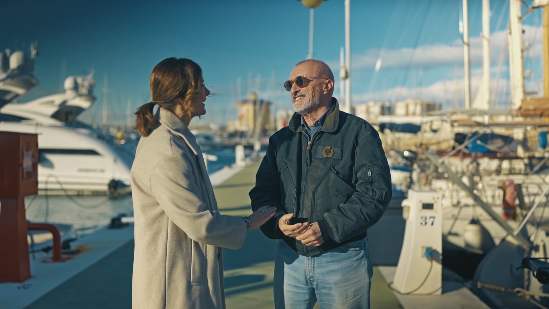 Lara Siscar y Arturo Pérez-Reverte, en el primer capítulo de la segunda temporada de 'En primicia'