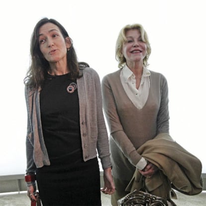 La ministra de Cultura, Ángeles González-Sinde, y Carmen Cervera, después de uno de los encuentros frustrados.