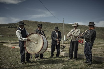 “La quinoa es nuestro capital”, explica Manuel Flores Mendoza, presidente de la comunidad de Molloco. “Nuestros antepasados la han utilizado en ceremonias por milenios”, asegura este agricultor que cultiva su 'chacra', su campo agrícola, con técnicas ancestrales del altiplano andino y rotación de cultivo. En la imagen, varios hombres de la comunidad de Huantacachi Chila en Copaquira tocan instrumentos tradicionales por la danza que acompañan a la cosecha.