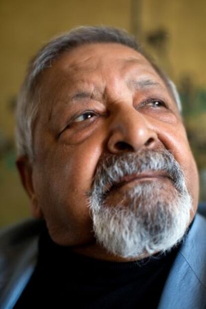 V. S. Naipaul posa en su apartamento de Chelsea (Londres).